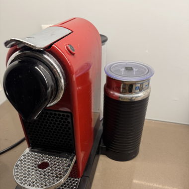 Nespresso Kaffemaschine mit Milchaufschäumer