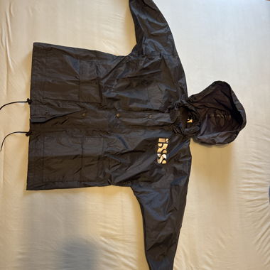 Dubkelblaue Regenjacke mit Kapuze