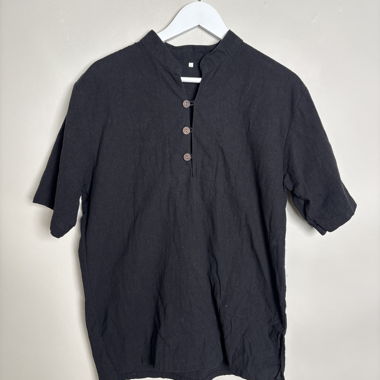 Camicia nera di cotone con bottoni