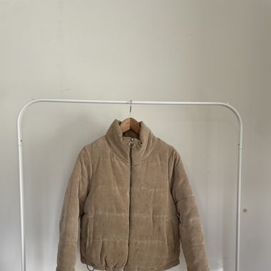braune Winterjacke mit Cord-Muster