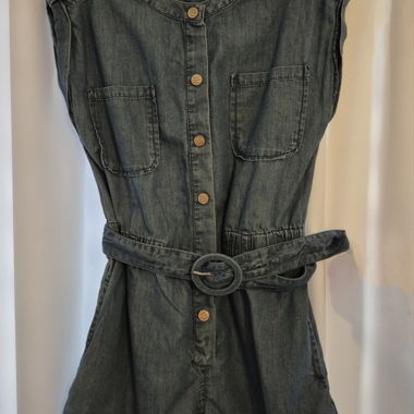 Salopette en jean avec ceinture