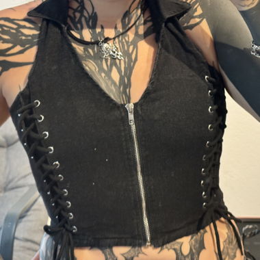 Top nero con lacci