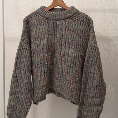 Grauer grob gestrickter Pullover