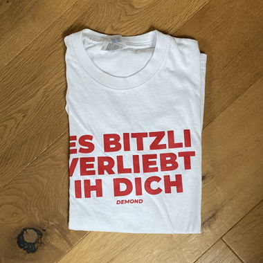 Demond T-shirt (ES BITZLI VERLIEBT IH DICH)