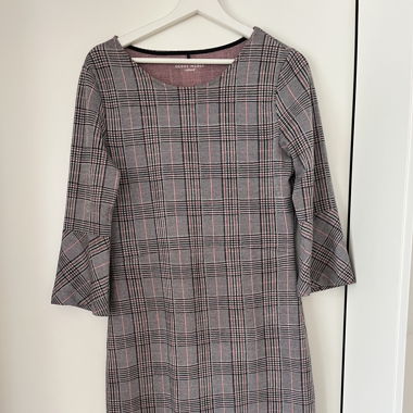 Kleid mit 3/4 Ärmel und hoher Ausschnitt