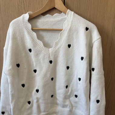 Pull blanc cœurs noirs 