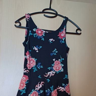 Robe noire à fleurs 