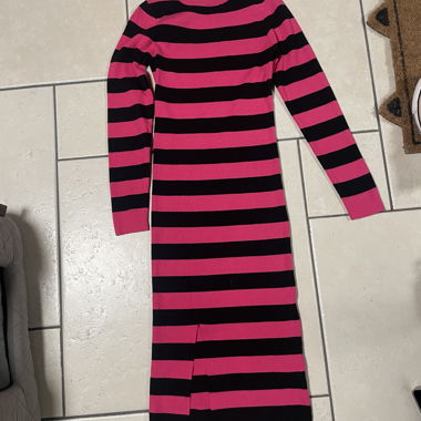 Robe tricotée rayée rose-noir