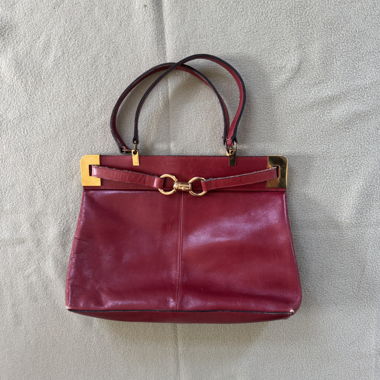 Sac à main en cuir bordeaux avec détails dorés