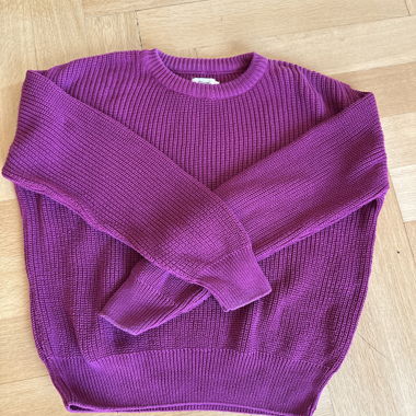 Beerenfarbener Strickpullover
