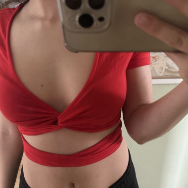 Rotes Wickel-Crop-Top
