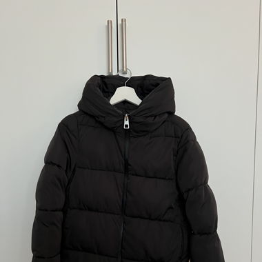 Kuschelige schwarze Winterjacke