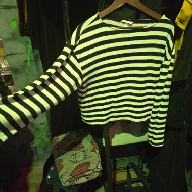 Maglione a righe nero e bianco in maglia