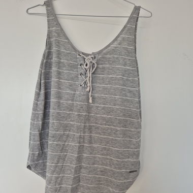 Luftiges Sommertop mit Schnürdetail
