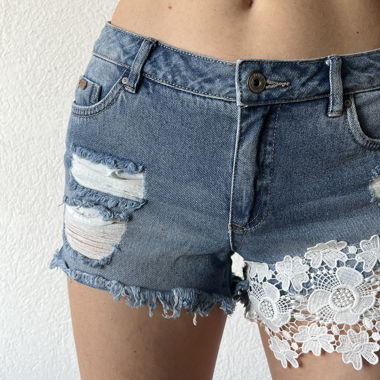 Blue jean shorts with white floral motives. 