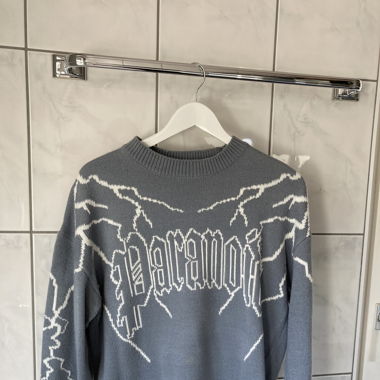 blauer Sweater mit weissen Muster