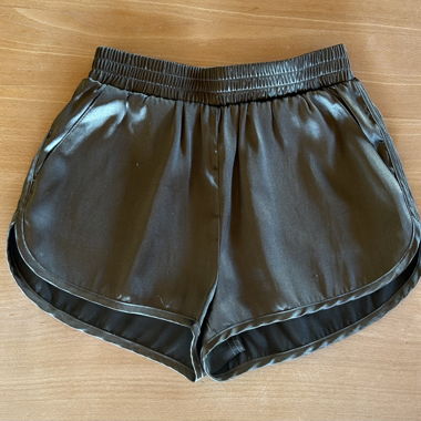 Short verde oliva effetto satinato