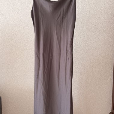 Robe longue en satin à bretelles spaghetti
