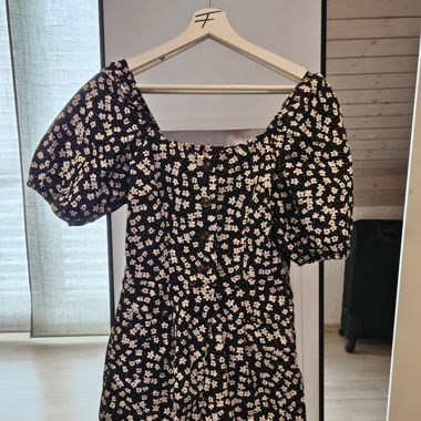 Schwarzer Romper mit Blumen von H&M (S)