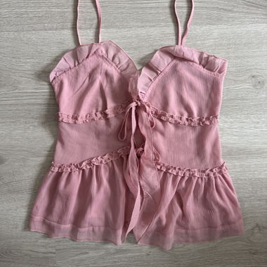 Top Rosa Chiaro con Volant e Nodo Frontale (simile Zara)
