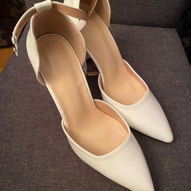 Weisse Pumps mit Riemchen