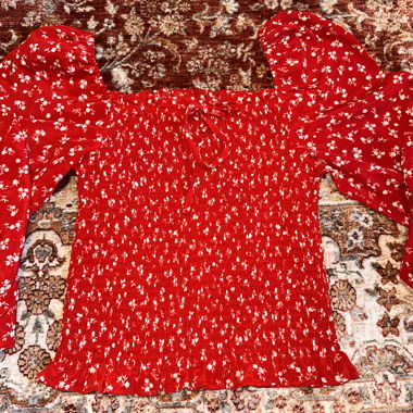Top aderente rosso a fiori con maniche a palloncino