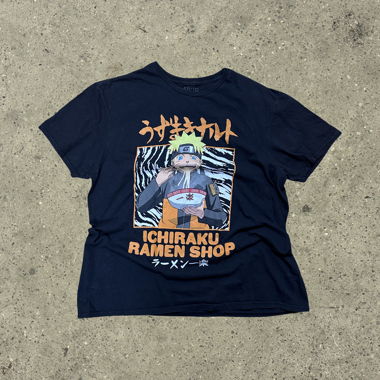 T-shirt graphique anime cool de la collection Naruto Shippuden avec Naruto au célèbre Ichiraku Ramen Shop.