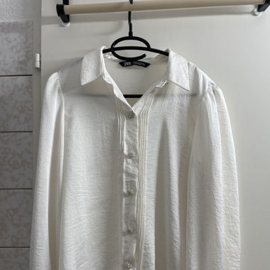 Weisse Bluse mit Blümchen Buttons