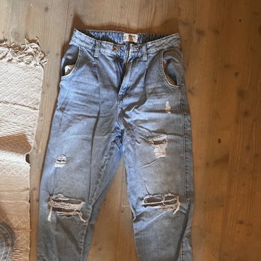 Jeans mit Löchern