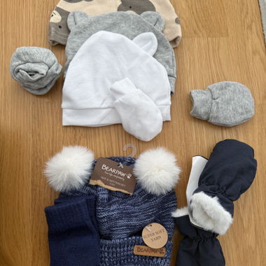 Set Mützen und Fäustlinge für Babys