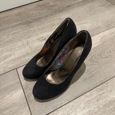 Schwarze Pumps mit Absatz