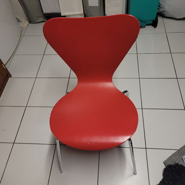 Roter Designstuhl