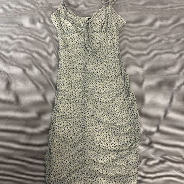 Robe courte à fleurs vertes avec détails froncés