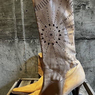 Bottes en cuir avec broderie