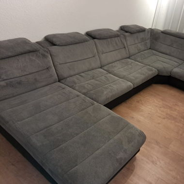 Bequemes, graues Sofa