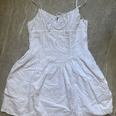 Abito estivo bianco con effetto corsetto