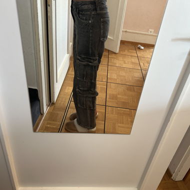 Jeans grigi con tasca cargo