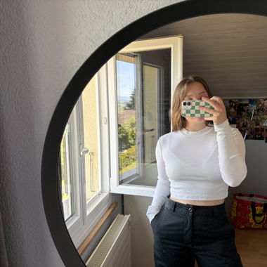 White long-sleeve crop top