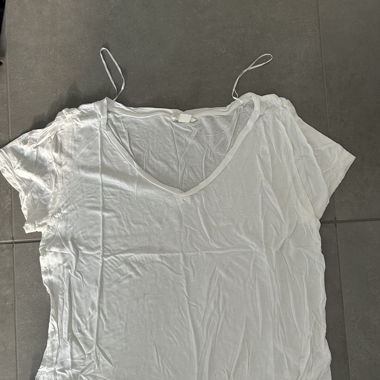 Basic white v neck T-shirt 