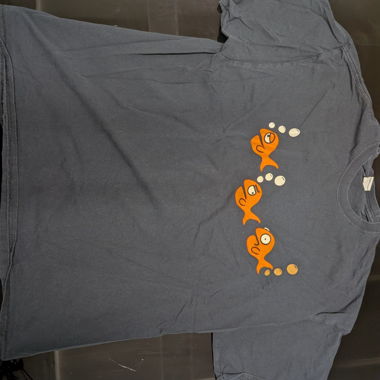 T-shirt gris avec motif de poisson