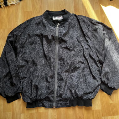 Bomber oversize in seta nera con motivo