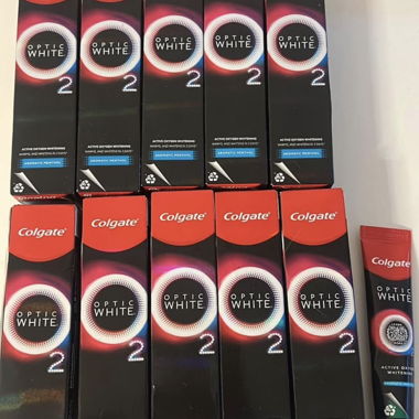 Pack mit 10 Colgate Optic White 2 Zahnpasten