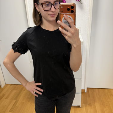 Schwarzes T-Shirt mit Spitzenaermeln