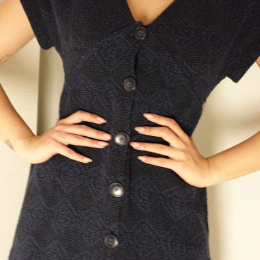 Kurzes navy Kleid mit durchgehender Knopfleiste