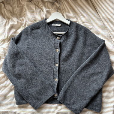 Cardigan corto grigio in maglia
