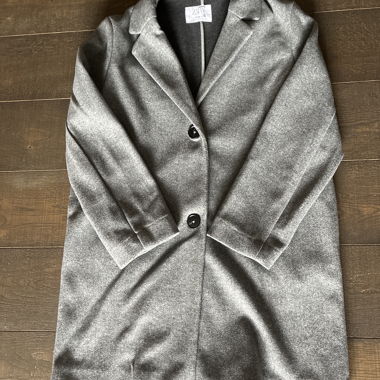 Cappotto grigio con bottoni