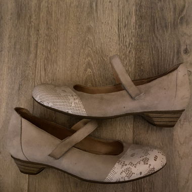 Petits talons gris et blancs