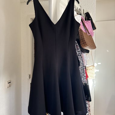 Elegantes schwarzes Kleid Nafnaf