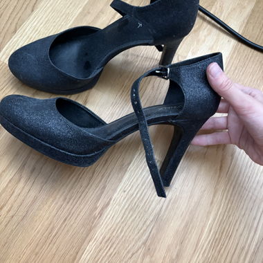 High heels in black with glitter