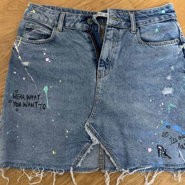Gonna mini in jeans con stampa spray